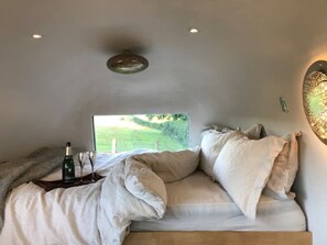 2 bedrooms, desk, WiFi, bed sheets - Airstream, vintage American caravan & Hottub (Ashburton)