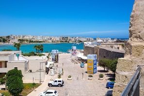 A coastal town with a beach, parked cars, and buildings. - 3046 Villetta Bianca by Barbarhouse (Otranto)