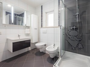 Lejlighed (Superior Two-Bedroom Apartment with T) | Badeværelse | Bruser, håndklæder
