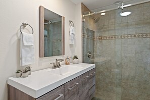 Ferienhaus, Mehrere Betten, Whirlpool, Bergblick | Badezimmer
