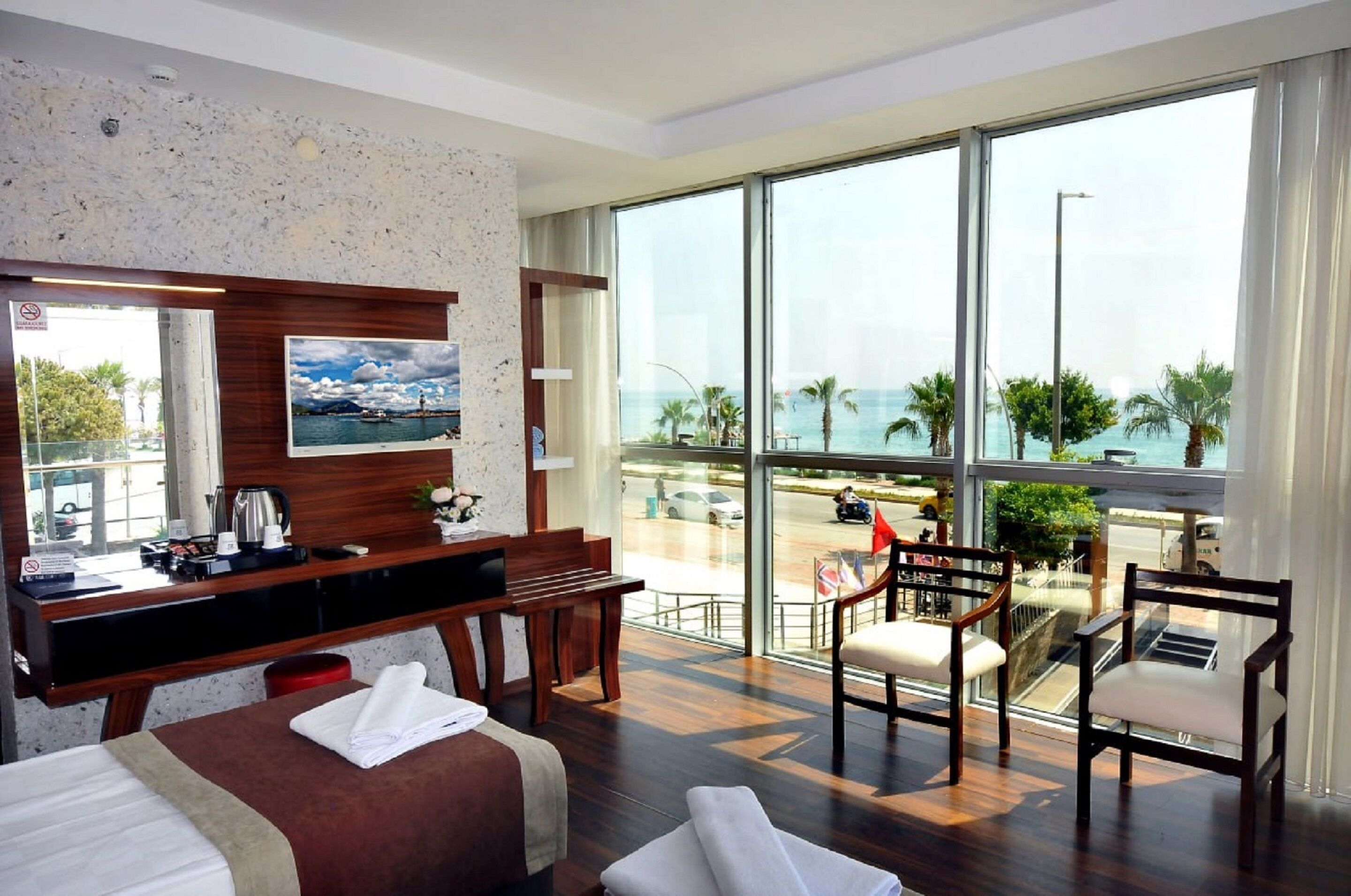 Kolmen hengen standard-huone | Ylelliset vuodevaatteet, minibaari, Wi-Fi, vuodevaatteet