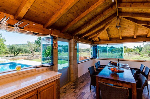 House (Six Bedroom Holiday Home with Terrace) | Dining room