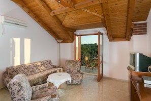 House (Six Bedroom Holiday Home with Terrace) | Living room | TV