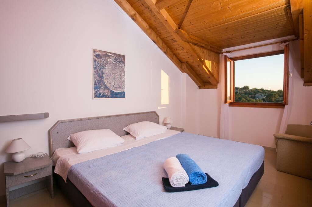 House (Six Bedroom Holiday Home with Terrace) | 6 bedrooms, cots/infant beds