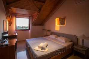 House (Six Bedroom Holiday Home with Terrace) | 6 bedrooms, cots/infant beds