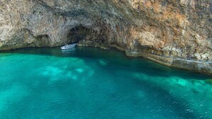 A boat in a natural cave formation with clear turquoise water. - 2214 Villetta Enea - Mono 1 by Barbarhouse (Castro)