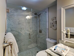 Apartment, Mehrere Betten, Balkon | Badezimmer | Handtücher