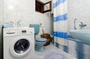 Apartment (Apartment Giovani - Two Bedroom Apart) | Bathroom | Bathtub, towels - Apartment Giovani (Dubrovacko Primorje)