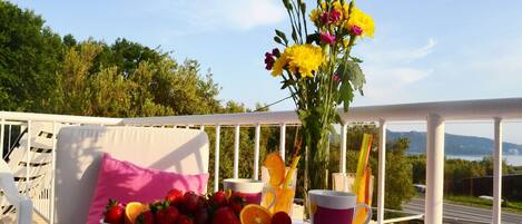 Villa (Five Bedroom Villa with Terrace and S) | Terrasse/gårdhave