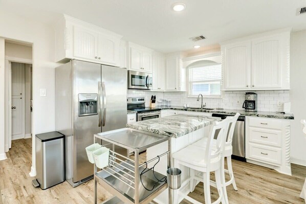 Kjøleskap, mikrobølgeovn, ovn og kokeplater