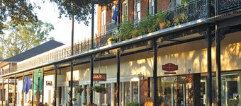 "Clementine at The 403" Historic District Apartment Walkable to Downtown