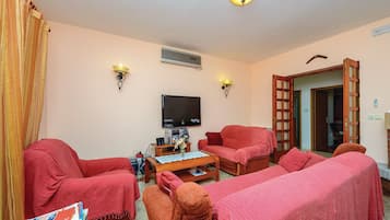 Villa (Five-Bedroom Villa with Terrace and S) | Living room | TV, foosball, table tennis