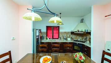 Villa (Five-Bedroom Villa with Terrace and S) | Dining room