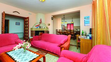 Villa (Five-Bedroom Villa with Terrace and S) | Wohnzimmer | Fernseher, Tischfußball, Tischtennisplatte