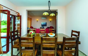 Villa (Five-Bedroom Villa with Terrace and S) | Dining room
