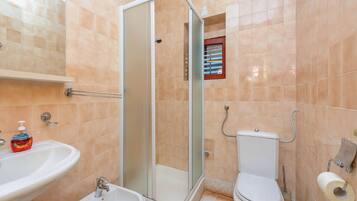 Villa (Five-Bedroom Villa with Terrace and S) | Bathroom | Towels