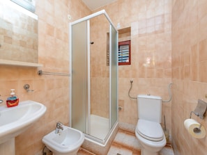 Villa (Five-Bedroom Villa with Terrace and S) | Bathroom | Towels