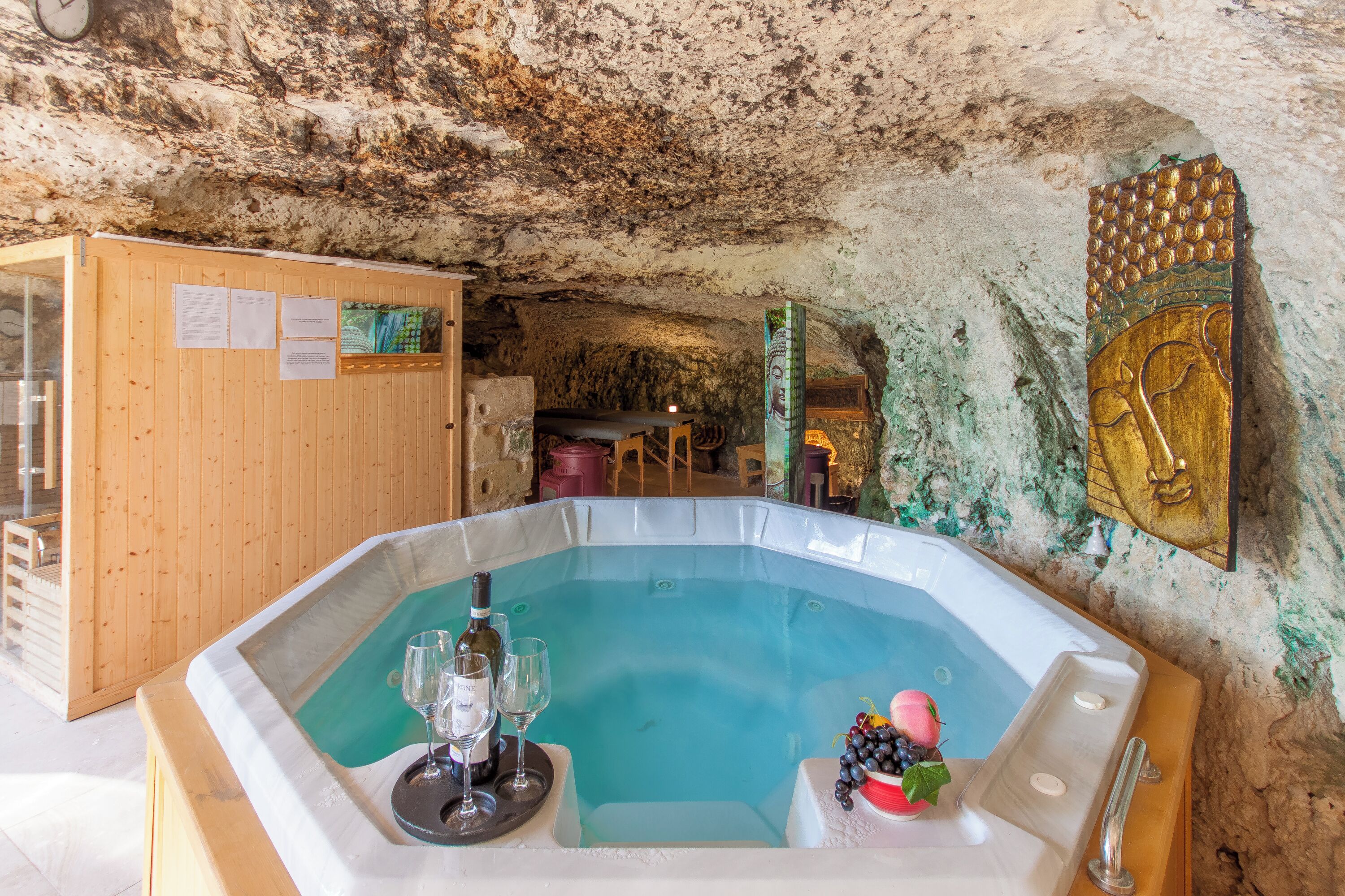 Family Villa, 5 Bedrooms, Balcony (POOL & SPA - wellness VILLA St Martin) | Private spa tub