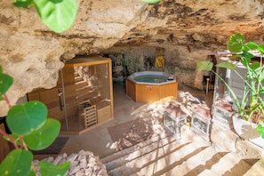 Outdoor spa tub