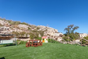Familjevilla - flera sovrum (POOL & SPA - wellness VILLA St Martin) | Restaurang utomhus