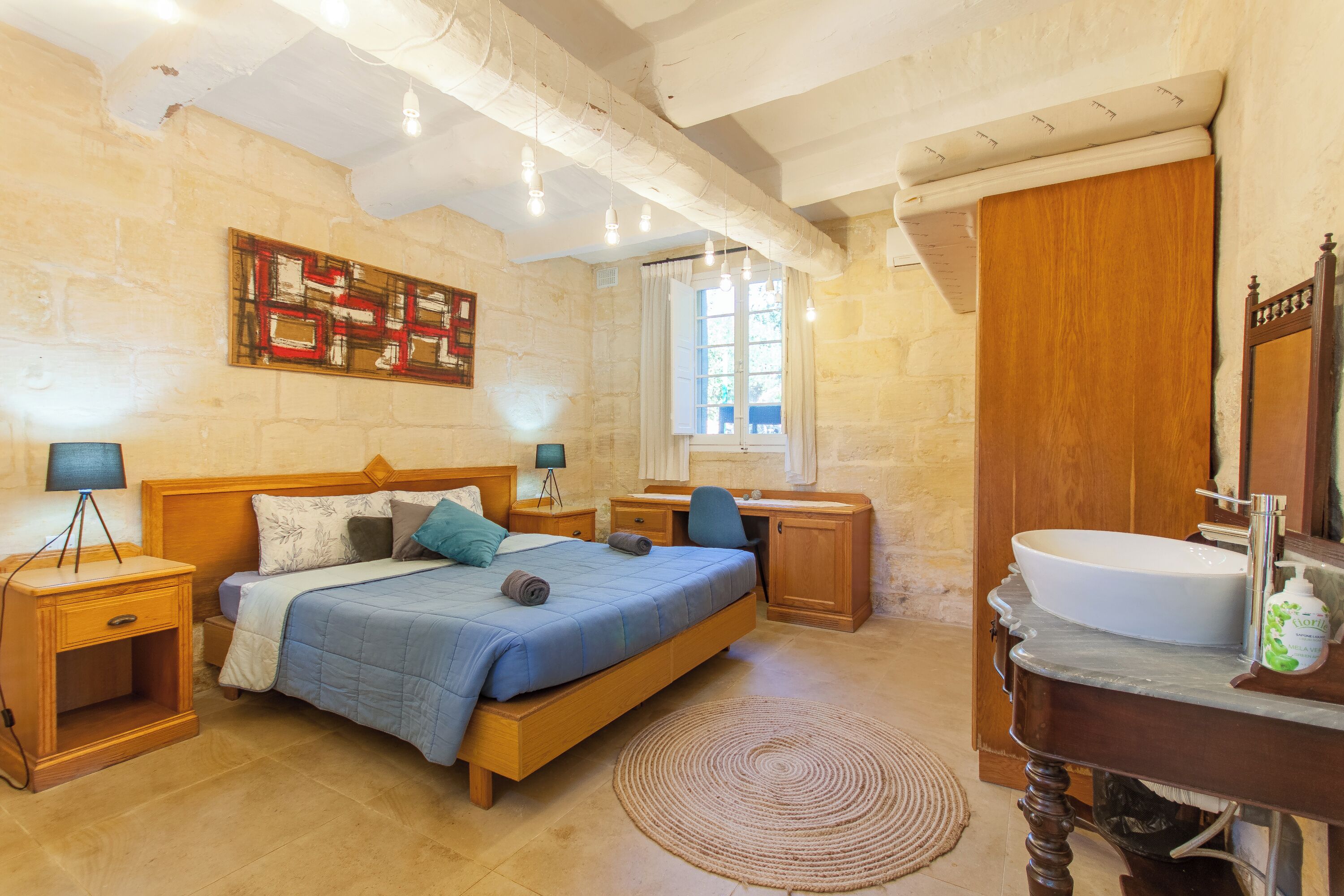 5 bedrooms, iron/ironing board, free WiFi, bed sheets