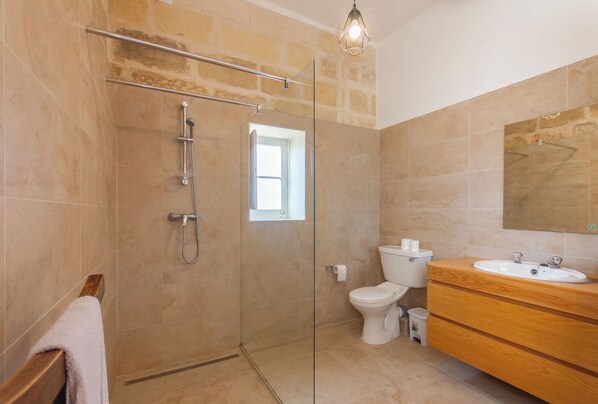 Family Villa, 5 Bedrooms, Balcony (POOL & SPA - wellness VILLA St Martin) | Bathroom | Combined shower/tub, hair dryer, towels, soap - Pool & SPA - Wellness Villa St Martin (Mgarr)