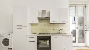 A compact kitchen with a built-in washer, oven, and sink. - 3038 La Casa di Maristella- Bilo by Barbarhouse (Otranto)
