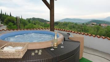 House (Two Bedroom House with Swimming Pool ) | Private spa tub