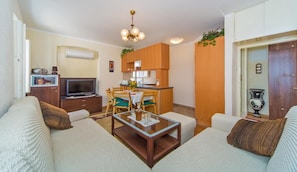 Departamento (Two Bedroom Apartment with City View) | Sala de estar | Televisión