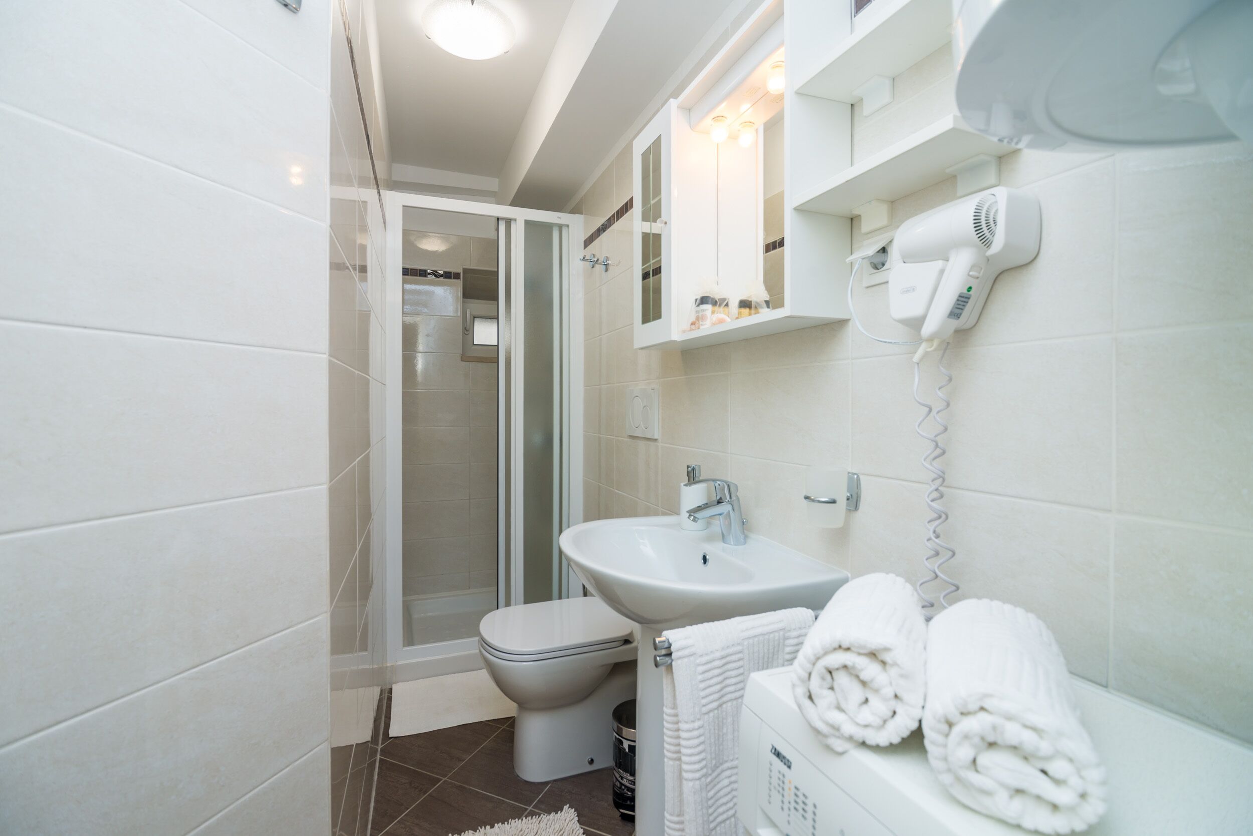 Apartment (Two Bedroom Apartment with City View) | Badezimmer | Dusche, Handtücher