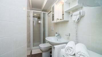 Apartment (Two Bedroom Apartment with City View) | Badezimmer | Dusche, Handtücher