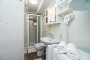 Apartment (Two Bedroom Apartment with City View) | Bathroom | Shower, towels