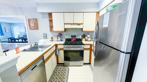 Køleskab, mikrobølgeovn, ovn, kogeplade