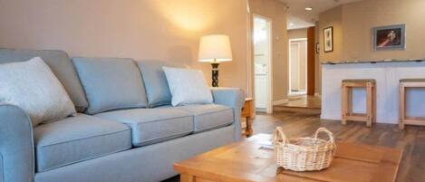 Televisión, chimenea y oficina