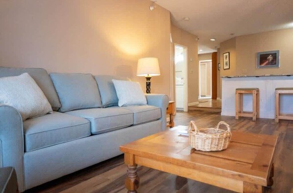 Televisión, chimenea y oficina 