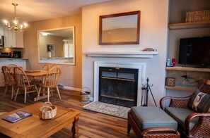 Televisión, chimenea y oficina 