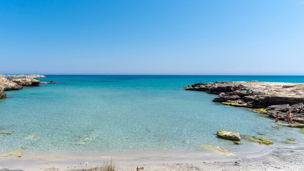 A coastal landscape with clear turquoise waters, rocky formations, and a sandy beach. - 2993 La Casa di Tiziana by Barbarhouse (Melendugno)