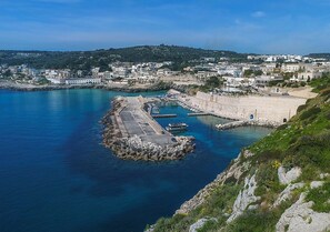A coastal town with a marina, rocky breakwater, and residential buildings. - 2215 Villetta Enea - Mono 2 by Barbarhouse (Castro)