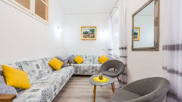 Apartment (Two-Bedroom Apartment) | Wohnzimmer | Fernseher