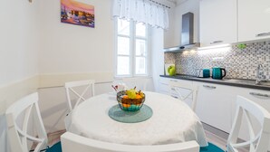 Căn hộ (Two-Bedroom Apartment) | Phòng ăn