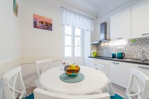 アパートメント (Two-Bedroom Apartment) | ダイニングルーム