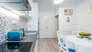 Căn hộ (Two-Bedroom Apartment) | Bếp riêng | Tủ lạnh 