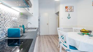Apartment (Two-Bedroom Apartment) | Eigene Küche | Kühlschrank