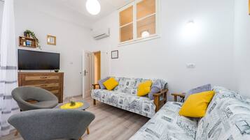 Apartment (Two-Bedroom Apartment) | Wohnzimmer | Fernseher