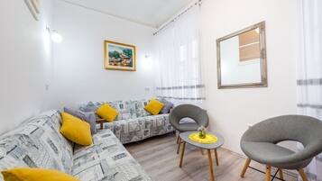 Apartment (Two-Bedroom Apartment) | Wohnzimmer | Fernseher