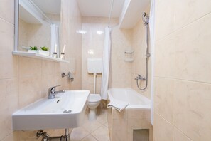 Apartment (Two-Bedroom Apartment) | Bathroom | Bathtub, towels