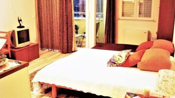 Studio (Studio Apartment with Balcony and Par) | Living room | TV