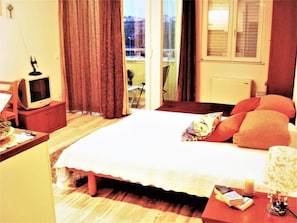 Studio (Studio Apartment with Balcony and Par) | Living room | TV