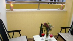 Estudio (Studio Apartment with Balcony and Par) | Balcón