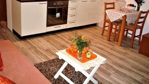 Estudio (Studio Apartment with Balcony and Par) | Cocina privada | Refrigerador 